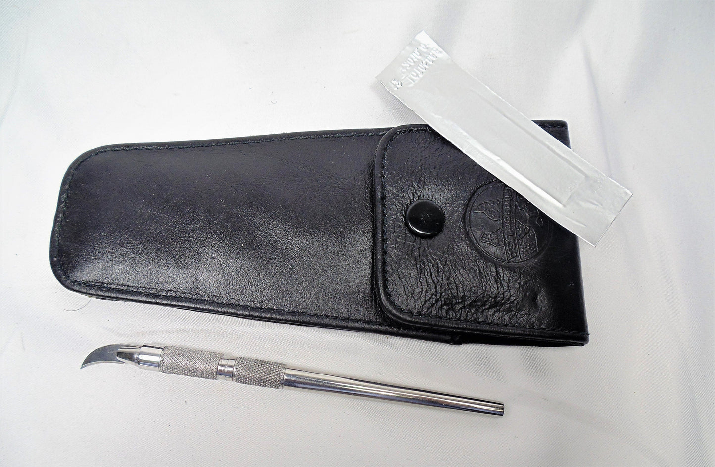 Seam ripper with replaceable blades, round handle