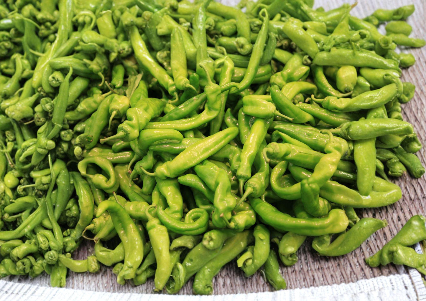 Heirloom Pepperoncini Seeds – Mild Tangy Italian Sweet Peppers, 25 Seeds for Pickling, Salads & Mediterranean Dishes